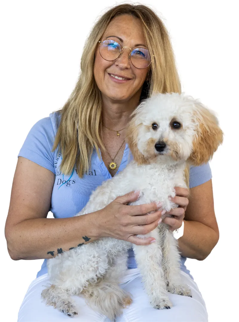 Nicole Stolte mit einem Hund auf dem Arm